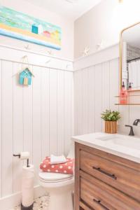 Ένα μπάνιο στο Charming 3BR 2 bath beach bungalow with hot tub!