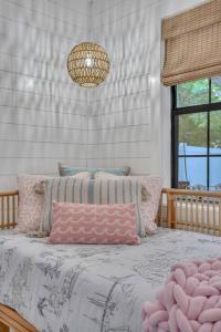 Ένα ή περισσότερα κρεβάτια σε δωμάτιο στο Charming 3BR 2 bath beach bungalow with hot tub!