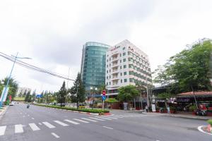 an empty street in a city with tall buildings at Phúc Đạt Hotel in Vung Tau