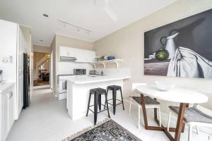 Nhà bếp/bếp nhỏ tại Ideal Location 3 bdr Paddo Terrace Parking & Pets