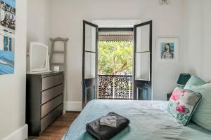 Giường trong phòng chung tại Ideal Location 3 bdr Paddo Terrace Parking & Pets