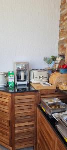 un bancone della cucina con forno a microonde sopra di Adria House Dubrovnik by the sea a Zaton