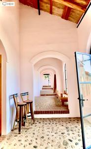 a dining room with a table and chairs at La Caballeriza Hostel in Tanti Nuevo