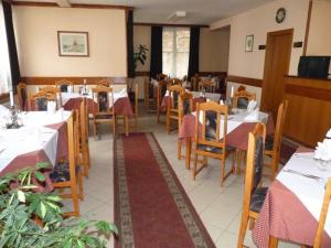 ein Restaurant mit Tischen und Stühlen in einem Zimmer in der Unterkunft Niko Hotel in Samokow
