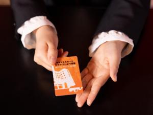 una persona con una tarjeta de crédito en sus manos en Hotel Taiyo Noen Nibancho en Matsuyama