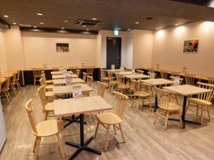 comedor con mesas y sillas en Hotel Taiyo Noen Nibancho en Matsuyama