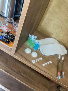 OdzunShahunts Resort的一个装有饮料和餐具的木抽屉