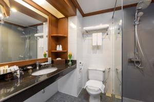 邦濤海灘的住宿－Best Western Premier Bangtao Beach Resort & Spa，浴室配有卫生间、盥洗盆和淋浴。
