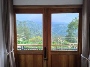 una finestra con vista sulle montagne di Maison Manendra a Gubukklakah