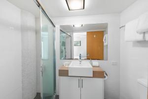 Ένα μπάνιο στο 1BR with Private Balcony at Beach Club Resort