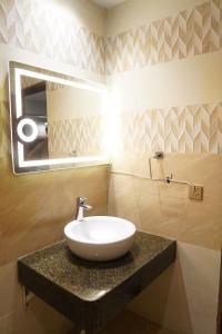 伊斯蘭堡的住宿－NuvaHotel，一间带水槽和镜子的浴室