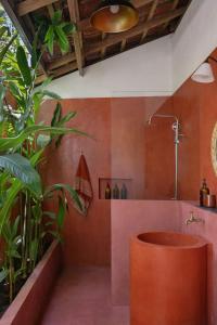 uma casa de banho com uma banheira e uma planta em Casa Tikiri - Boutique Hotel ADULTS ONLY em Ahangama