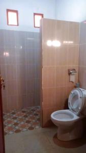 łazienka z toaletą i prysznicem w obiekcie Raflow Resort Raja Ampat w mieście Tapokreng