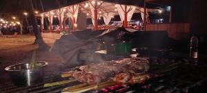 Kawałek mięsa gotującego w nocy na grillu w obiekcie Raflow Resort Raja Ampat w mieście Tapokreng