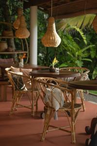 uma mesa de madeira e cadeiras com luzes por cima em Casa Tikiri - Boutique Hotel ADULTS ONLY em Ahangama
