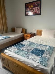 Una habitación con dos camas y un cuadro en la pared. en Bắc Nam Hotel DN by - BAY LUXURY, en Da Nang