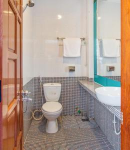 un baño con inodoro y lavabo en Bắc Nam Hotel DN by - BAY LUXURY, en Da Nang