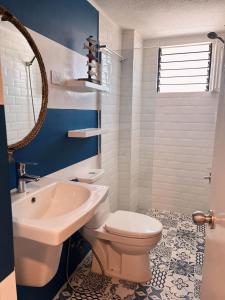 Łazienka z białą toaletą i umywalką w obiekcie The New View by Ecotel w mieście Iloilo