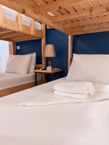 ein Schlafzimmer mit 2 Betten und einer blauen Wand in der Unterkunft The New View by Ecotel in Iloilo City