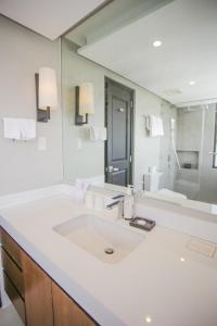 大雅台的住宿－Girasol Tagaytay，一间带水槽和大镜子的浴室