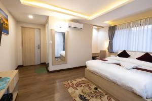 Voodi või voodid majutusasutuse Divine Kathmandu Hotel toas