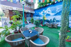 Aed väljaspool majutusasutust Divine Kathmandu Hotel
