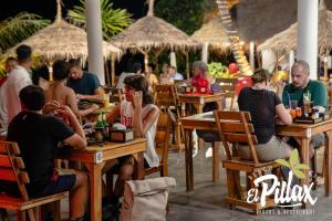Stunning Bungallow in El Pillax Lanta resort tesisinde bir restoran veya yemek mekanı