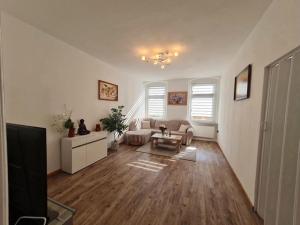 Una sala de estar con un sofá y un televisor. en City Stay in Zwickau, en Zwickau