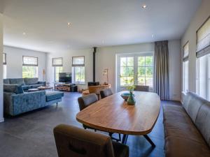 OosterendにあるVilla on Texel near Wadden Sea & Bird Areaのテーブルとソファのあるリビングルーム