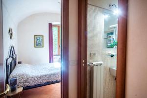 sypialnia z łóżkiem oraz łazienka z umywalką w obiekcie Casa di Lella - Happy Rentals w San Remo +7 zdjęć