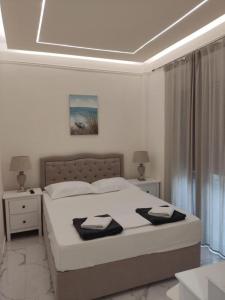 um quarto com uma cama com duas toalhas em ATHENS City Center Historical Area em Atenas