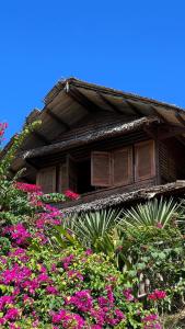 Fascène - BefefikaにあるManga Soa Lodgeのピンクの花の家