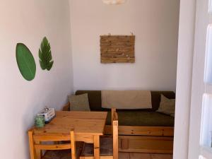 Ruang duduk di Aegean Overlook Studios