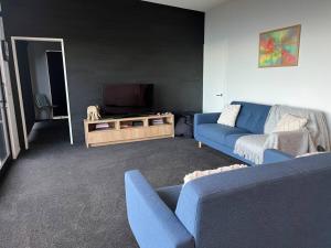 TV a/nebo společenská místnost v ubytování Kais Retreat
