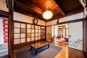 奈良兰奢待别墅的带长凳的房间 带窗户的房间