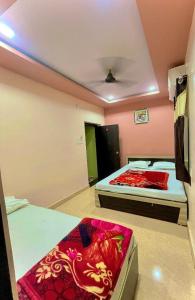 Postel nebo postele na pokoji v ubytování Kesar Guest House Usri Gate Ajmer