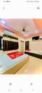 Postel nebo postele na pokoji v ubytování Kesar Guest House Usri Gate Ajmer