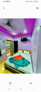 Postel nebo postele na pokoji v ubytování Kesar Guest House Usri Gate Ajmer