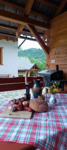 einen Tisch mit einem Schneidebrett mit Essen drauf in der Unterkunft Horná chata u Bratrikov in Haligovce