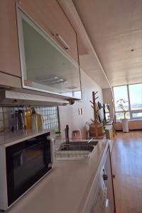 Kuchyň nebo kuchyňský kout v ubytování Cozy Bright Studio