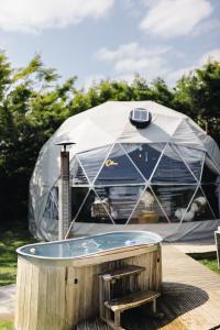 Πισίνα στο ή κοντά στο Beautiful Olive Pod Geo Dome House with Hot Tub +23 φωτογραφίες