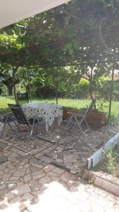 stół i dwa krzesła siedzące pod namiotem w obiekcie Appartements Lena. w mieście Premantura