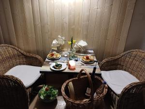 einen Tisch mit Teller mit Lebensmitteln darüber in der Unterkunft Auberge Des Hauts Viaux in La Bresse