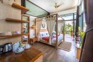 Postel nebo postele na pokoji v ubytování The Rock Samui Beach Resort
