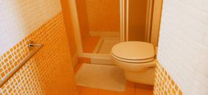 La salle de bains est pourvue d'une douche et de toilettes. dans l'établissement Stella Marina, à Porto Cesareo
