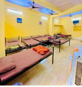 Postel nebo postele na pokoji v ubytování Kesar Guest House Usri Gate Ajmer