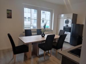 a kitchen with a dining room table and chairs at Work and Stay Meinezhagen 5 schlafzimmer 10 betten, 2 badezimmer,150 qm in Meinerzhagen