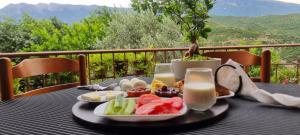 una mesa con un plato de comida encima de una mesa en Salillari Guest house, en Berat