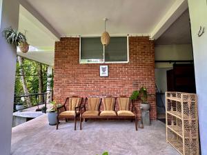 Area soggiorno di Track Monkey's Lodge