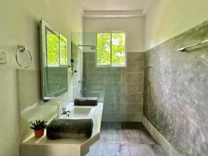 un bagno con vasca, lavandino e doccia di Track Monkey's Lodge a Seeduwa